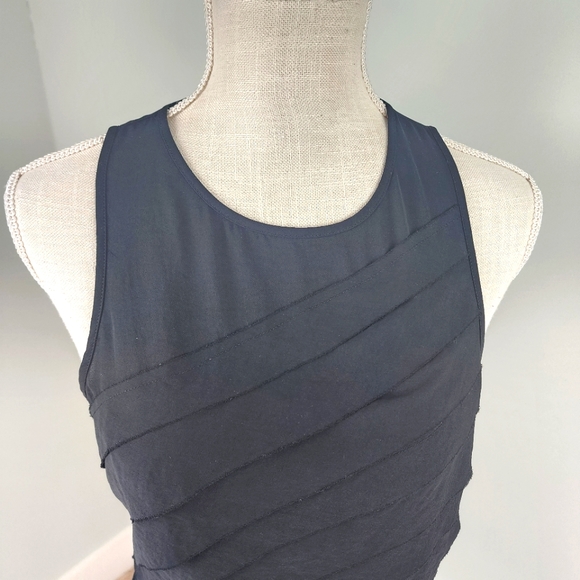 BANANA REPUBLIC WOMEN'S SLEEVELESS TIERED LAYER WAVE FRONT TOP SIZE 6 BLACK - Picture 4 of 10